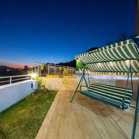 Fabulous With Private Swimming Pool,sogut فيلة *